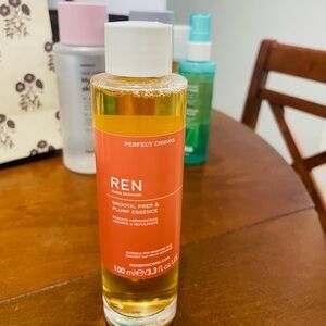 REN SKINCARE perfect canvas smooth prep and plump essence
